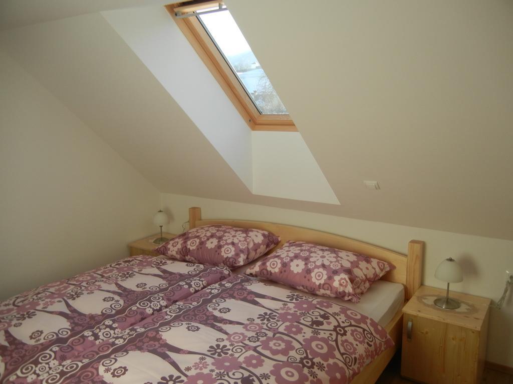 Guesthouse Macesen Spodnja Sorica Ruang foto