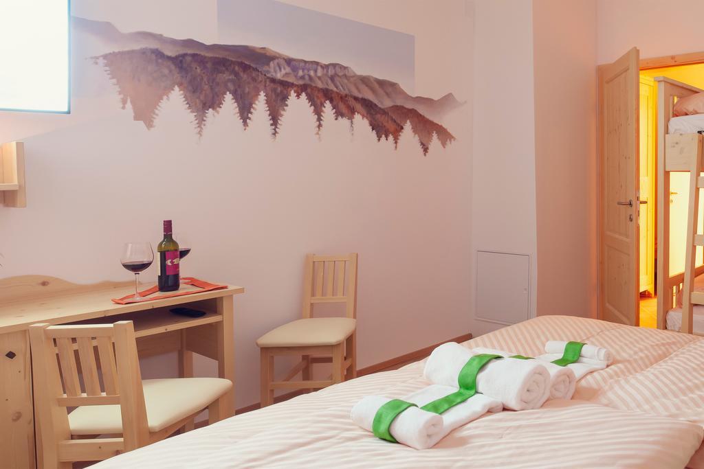 Guesthouse Macesen Spodnja Sorica Ruang foto