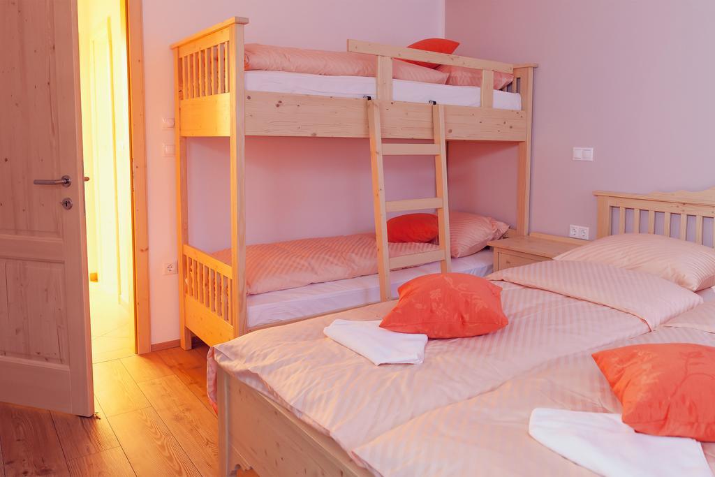 Guesthouse Macesen Spodnja Sorica Ruang foto