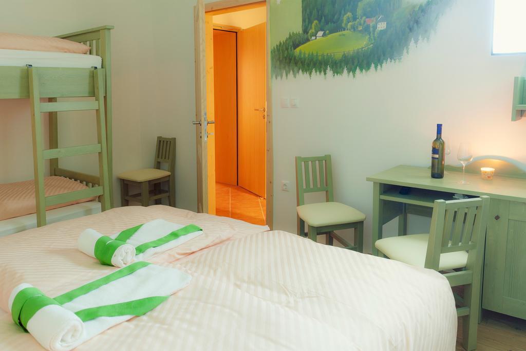 Guesthouse Macesen Spodnja Sorica Ruang foto