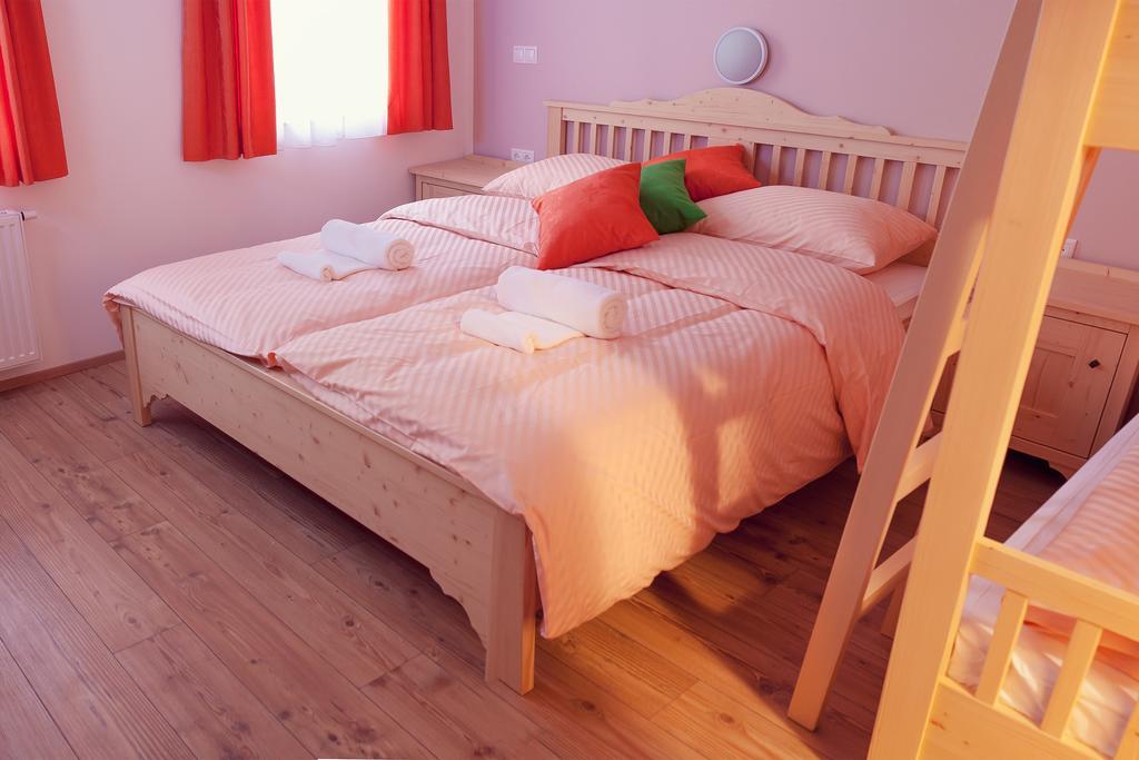 Guesthouse Macesen Spodnja Sorica Ruang foto